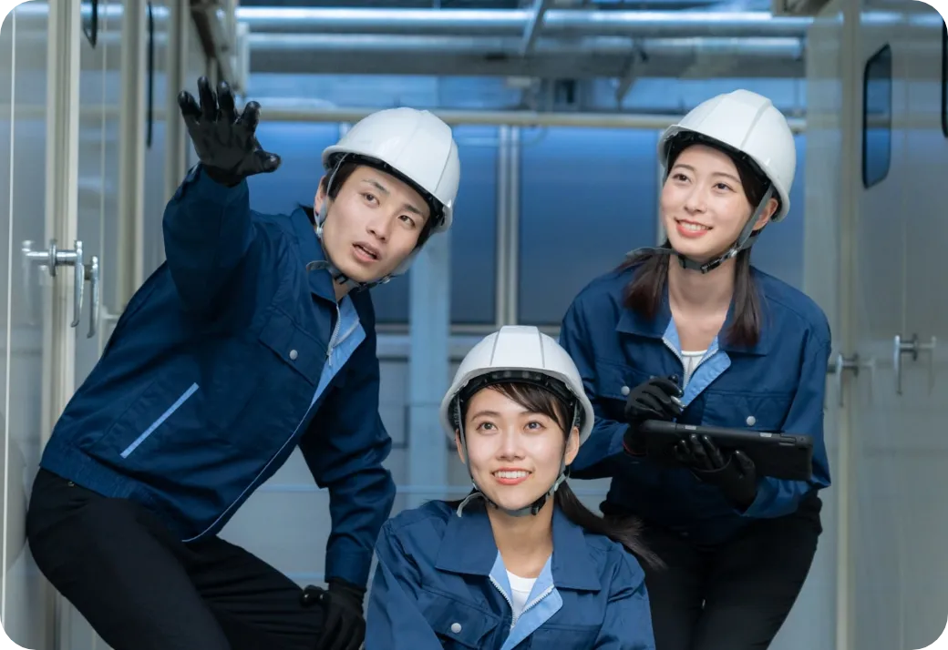 社員が作業手順を説明する様子